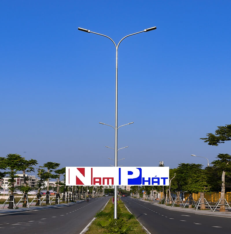 Cột đèn cần đôi hai bóng lắp trên dải phân cách
