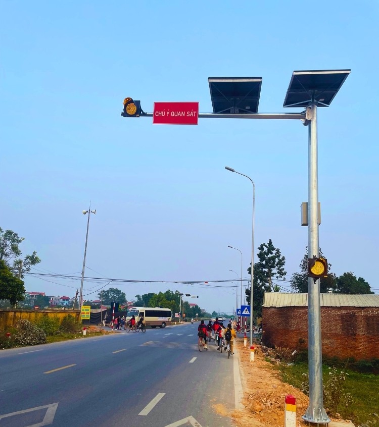 Cột Đèn Giao Thông Chớp Vàng